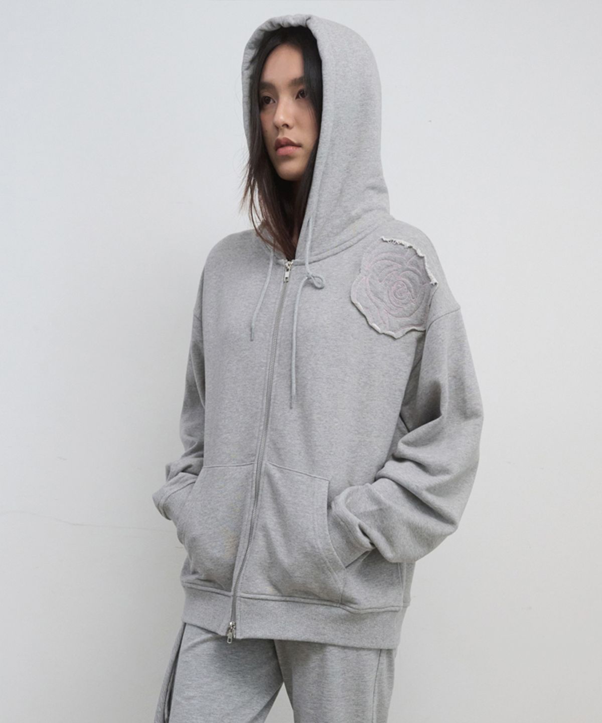 마조네(MA JOURNÉE) ROSE APPLIQUE ZIP-UP HOODIE_MELANGE