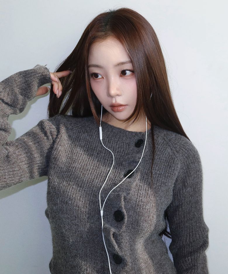 Unbalanced cowl button knit CHARCOAL