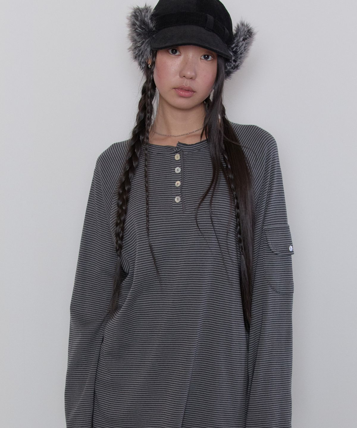 타입서비스(TYPESERVICE) Raglan Henley Pocket Top [Black]