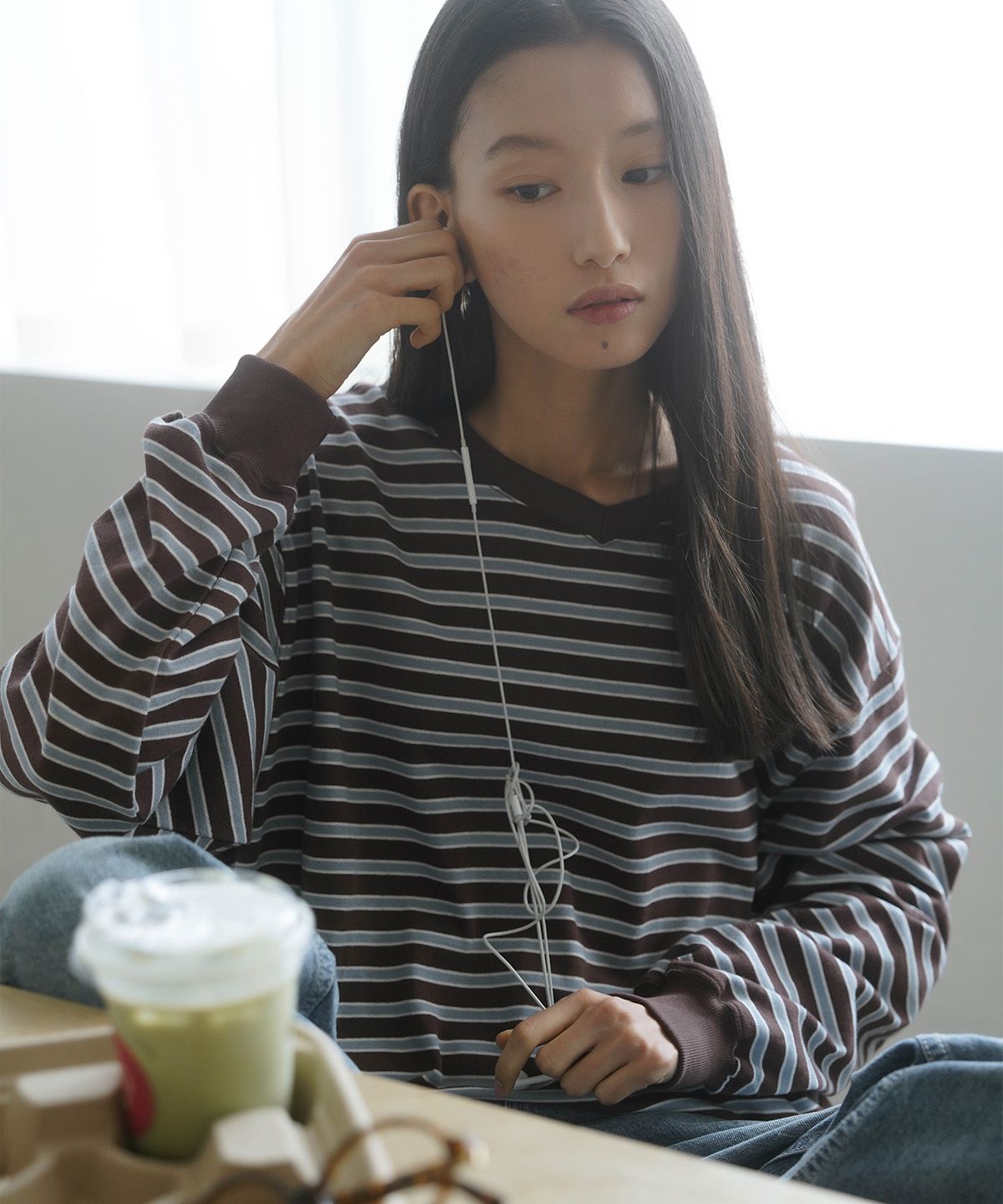 히어리(HEEARI) 로빈 스트라이프 브이넥 맨투맨_브라운