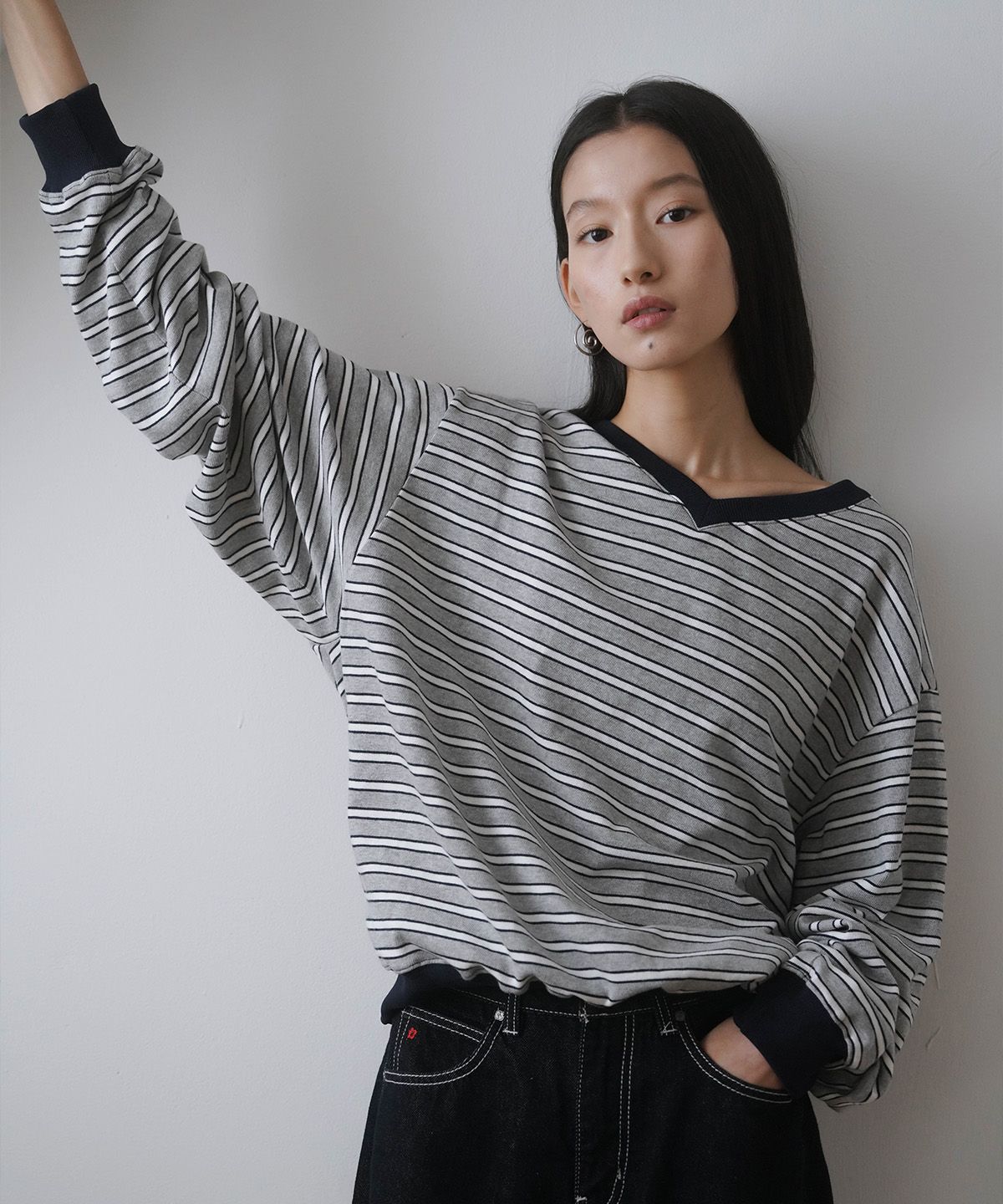 히어리(HEEARI) 로빈 스트라이프 브이넥 맨투맨_그레이