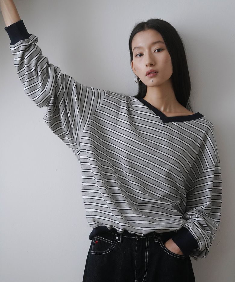 로빈 스트라이프 브이넥 맨투맨_그레이