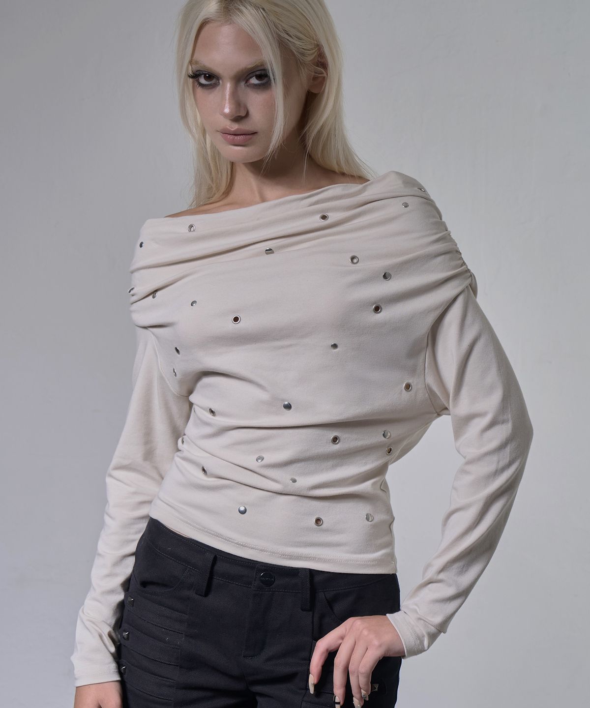 팬시클럽(FANCY CLUB) 아일렛 카울 원숄더 탑 (IVORY) F26ZB520