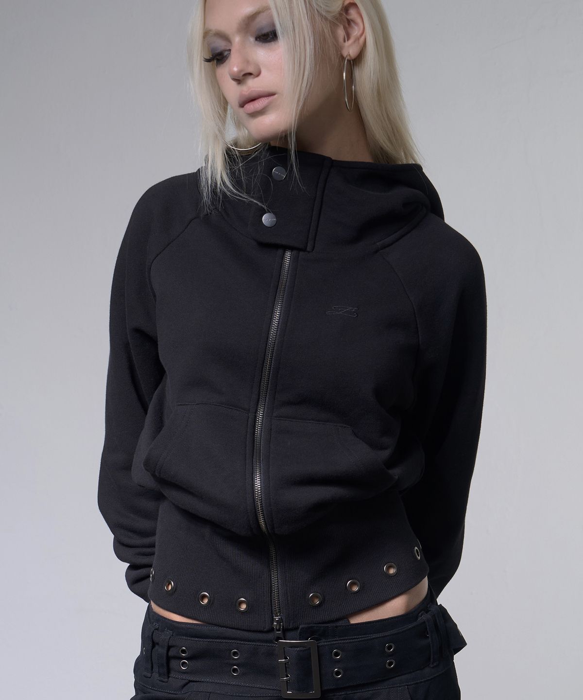 팬시클럽(FANCY CLUB) 아일렛 리브드 후드 집업 (BLACK) F26ZA510