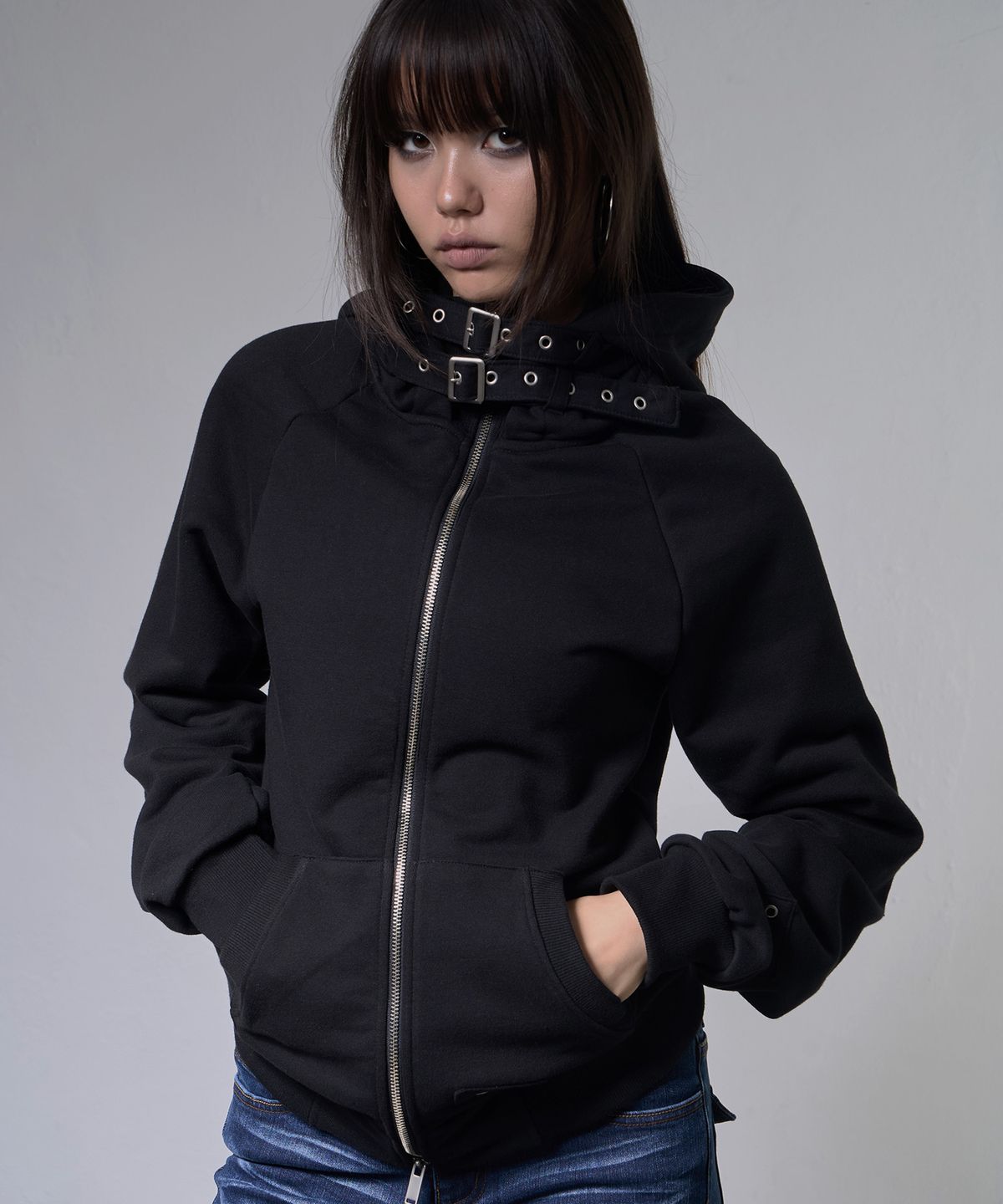 팬시클럽(FANCY CLUB) 레이어 버클 후드 집업 (BLACK) F26ZA509