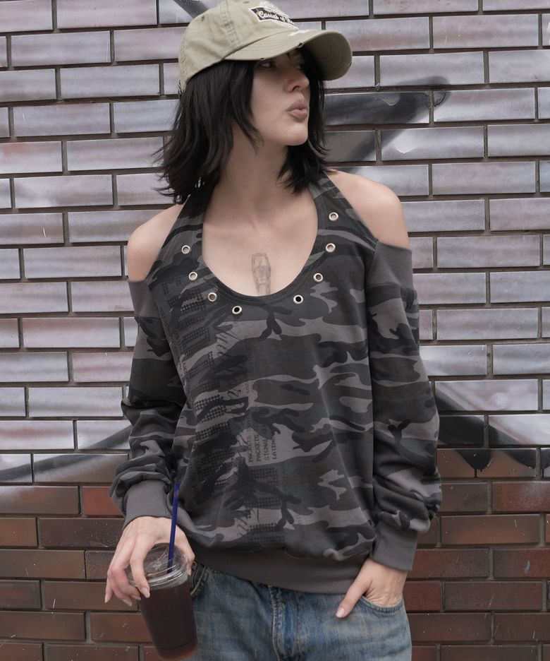 아일렛 홀터 스웻 오프숄더 (CAMO) F26ZB534
