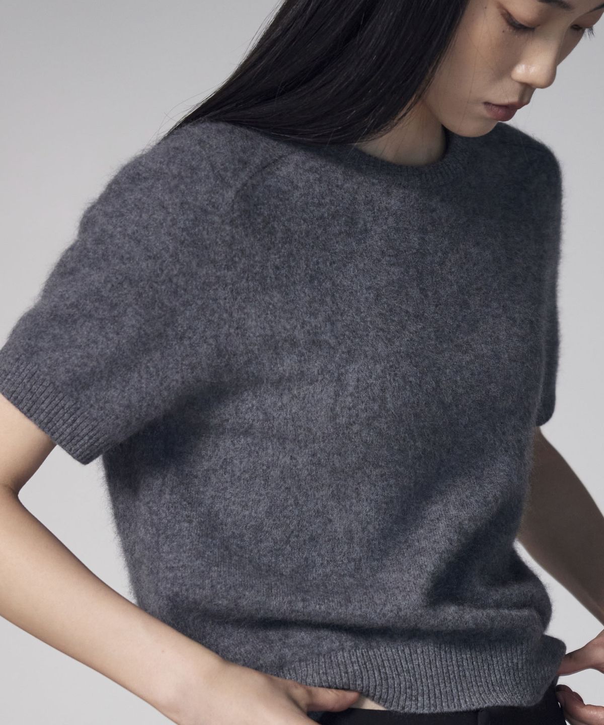 더니트컴퍼니(THEKNITCOMPANY) (우먼) 브러시드 울 캐시미어 크루넥 니트 3color