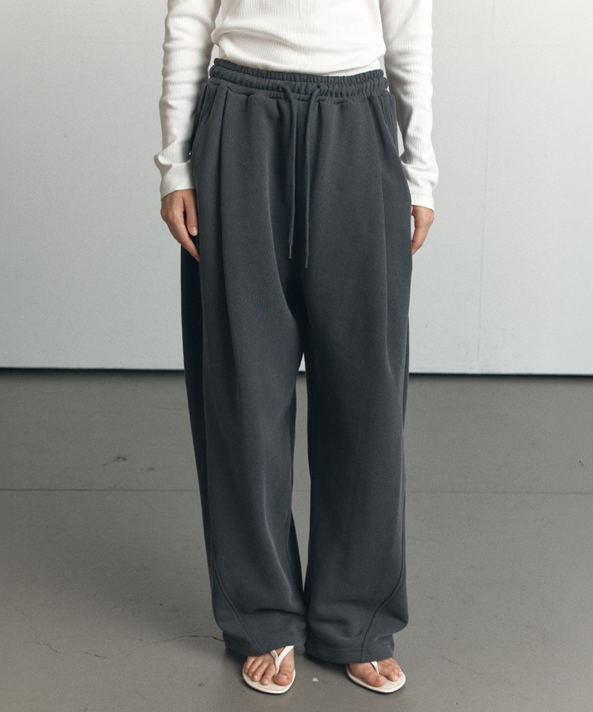 노운베러(KNOWNBETTER) Side tuck wide sweat pants [KNFW06PT11]_Pigment charcoal