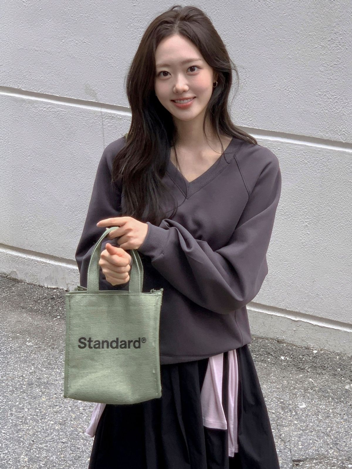 앳코너(ATCORNER) 브이넥 오버핏 스웻셔츠 차콜 AT6TSC016CC