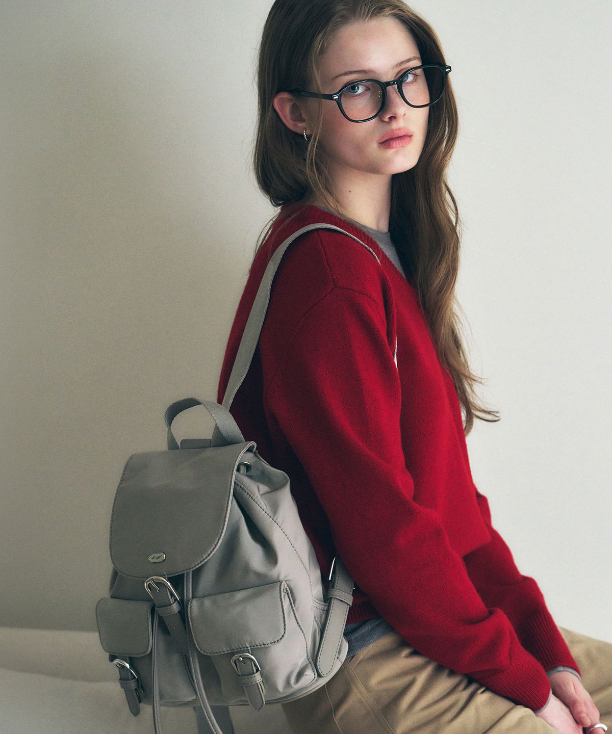 드로우핏 우먼(DRAWFIT WOMEN) 오벌 버클 포켓 나일론 백팩 [TAUPE GREY]