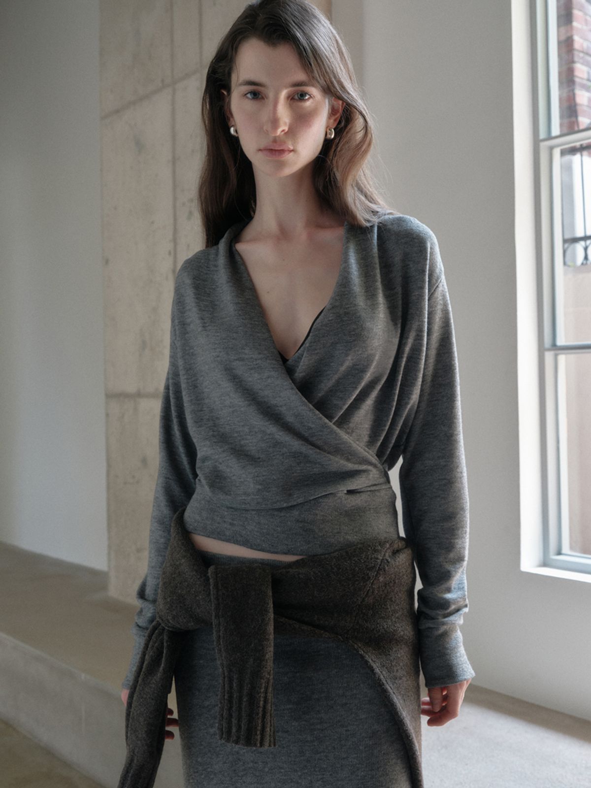 소플러(SOFLER) LOY WRAP DRAPE TOP_GRAY