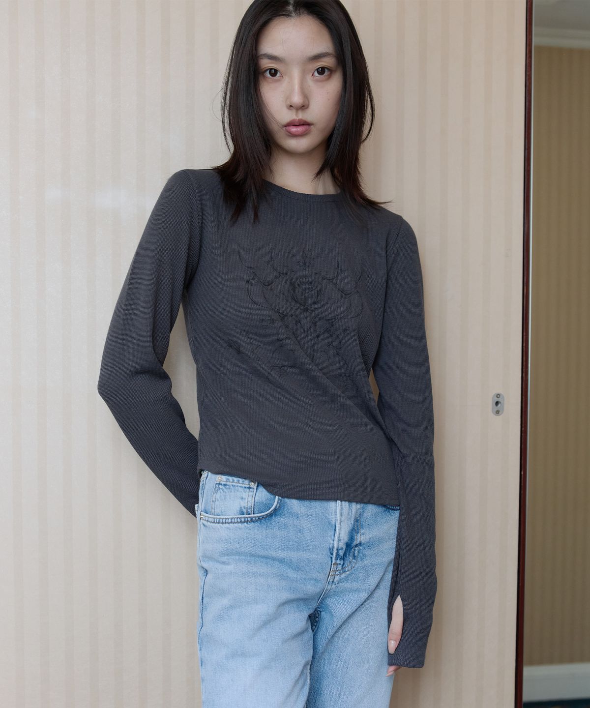 이프소마그넷(IFSO MAGNET) Rose Waffle-print T-Shirt - CHARCOAL