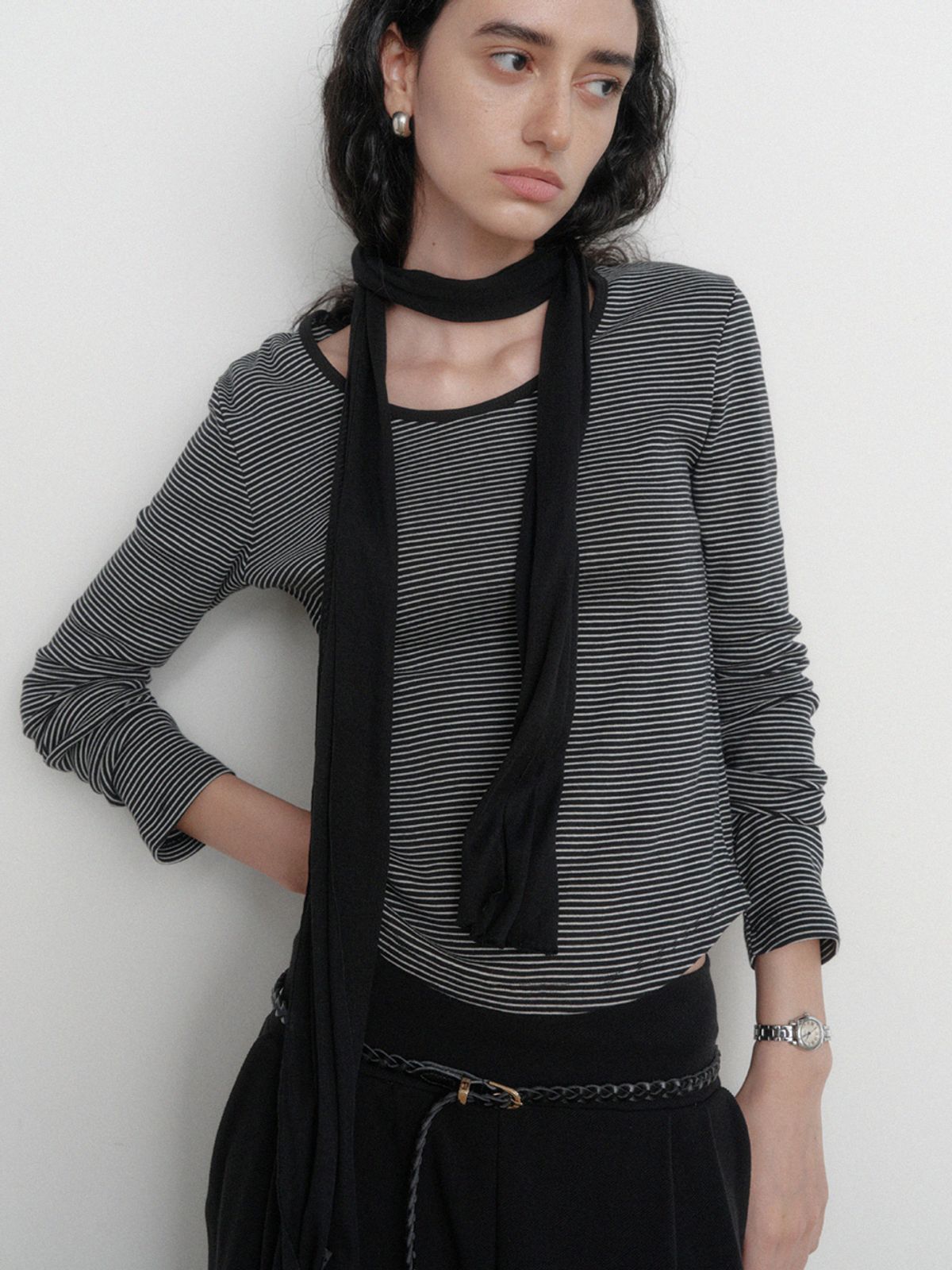 소플러(SOFLER) NORA BASIC U-NECK STRIPE T-SHIRT_BLACK