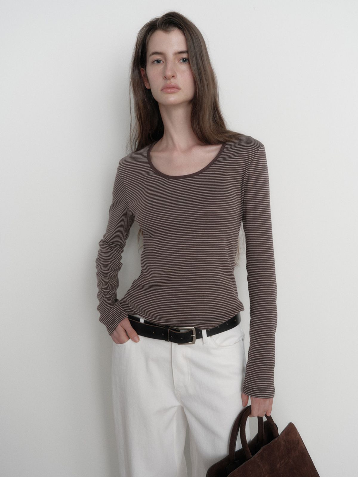 소플러(SOFLER) NORA BASIC U-NECK STRIPE T-SHIRT_BROWN