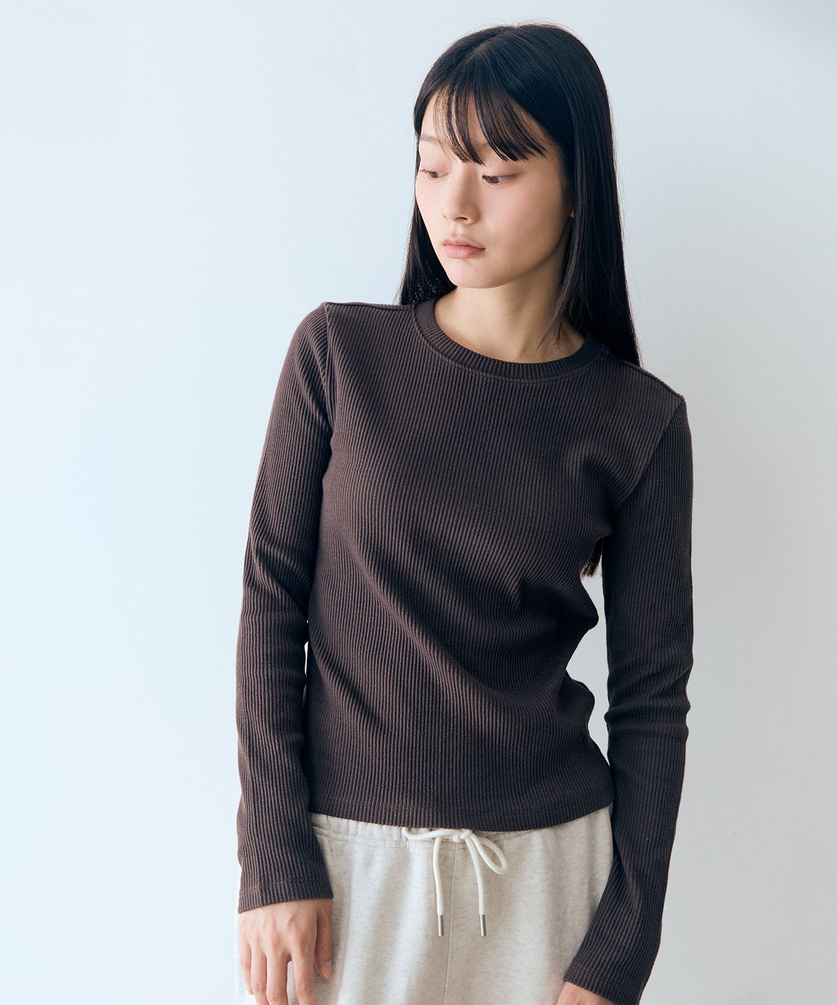 나우(nau) 골지 라운드 긴팔 티셔츠 Dark Brown