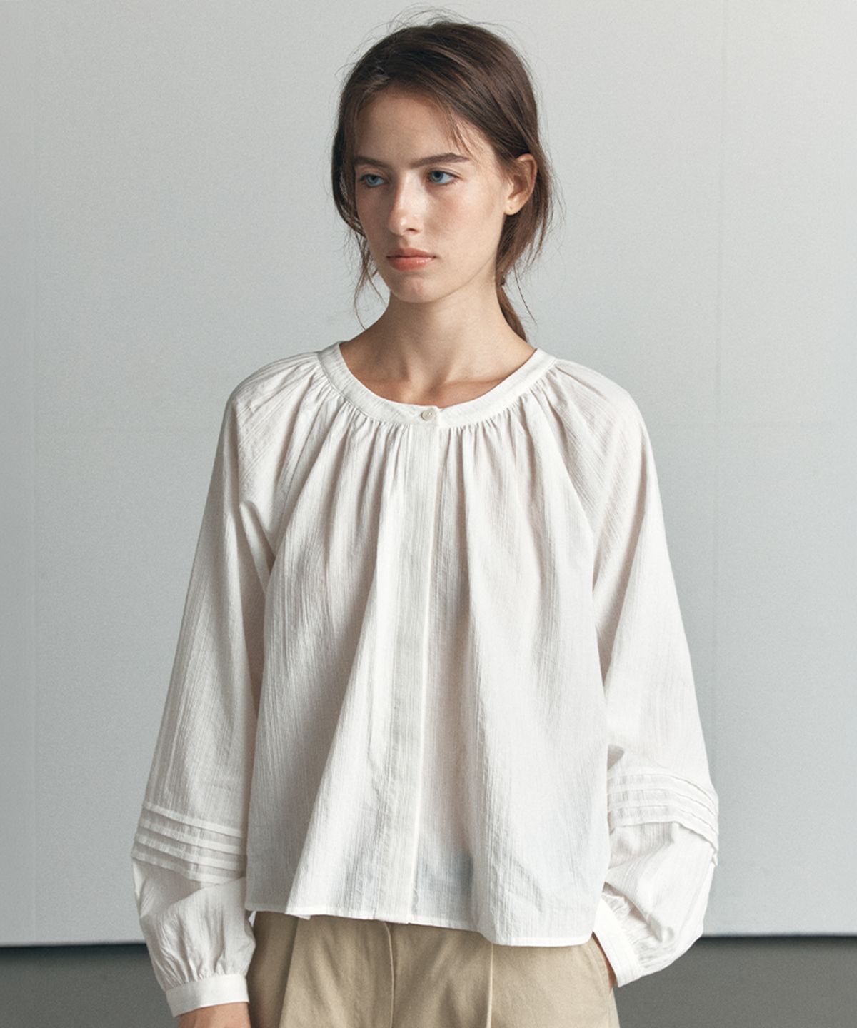 노운베러(KNOWNBETTER) Dobby stripe shirring blouse [KNFW06BL10]_Ivory