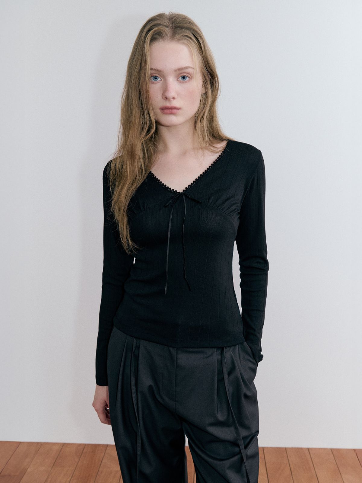 에트몽(ETMON) Lace V-Neck Ribbon T-Shirt, Black