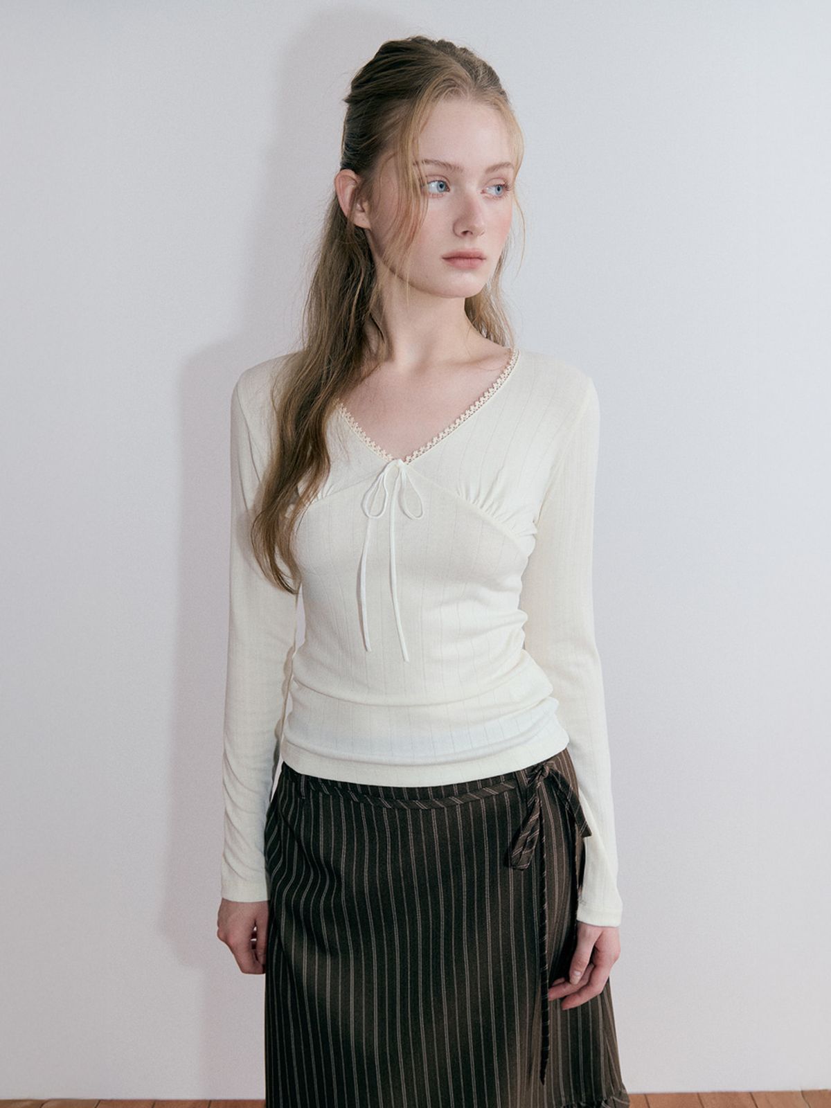 에트몽(ETMON) Lace V-Neck Ribbon T-Shirt, Cream