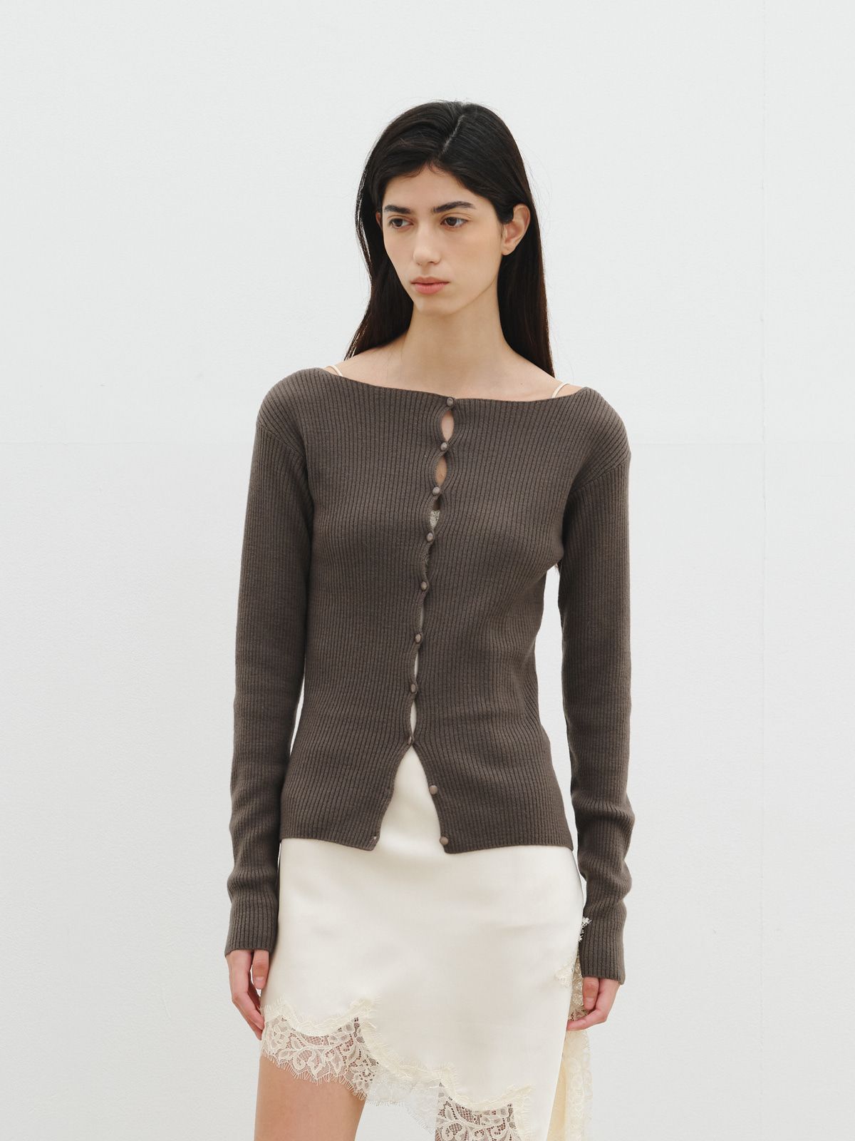 리플레인(REPLAIN) BOAT NECK BUTTON CARDIGAN_DARK BROWN