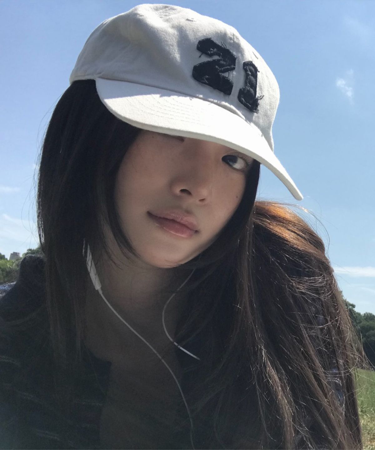 썸웨어버터(SOMEWHEREBUTTER) 21 Logo Ball Cap - White