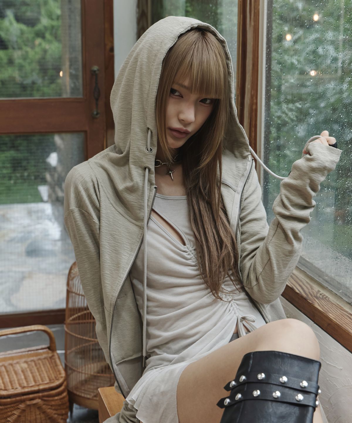 비터레인(VITTERAIN) 아일렛 슬럽 크롭 후드 집업 샌드 베이지