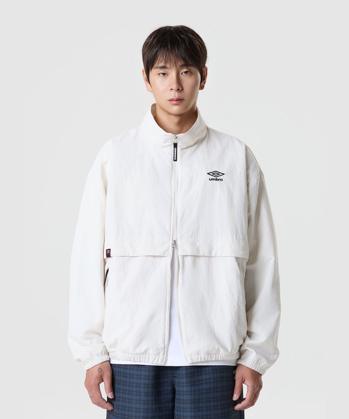 엄브로(UMBRO) 클래식 스탠넥 웜업 바람막이 자켓 아이보리 UR321CJK93