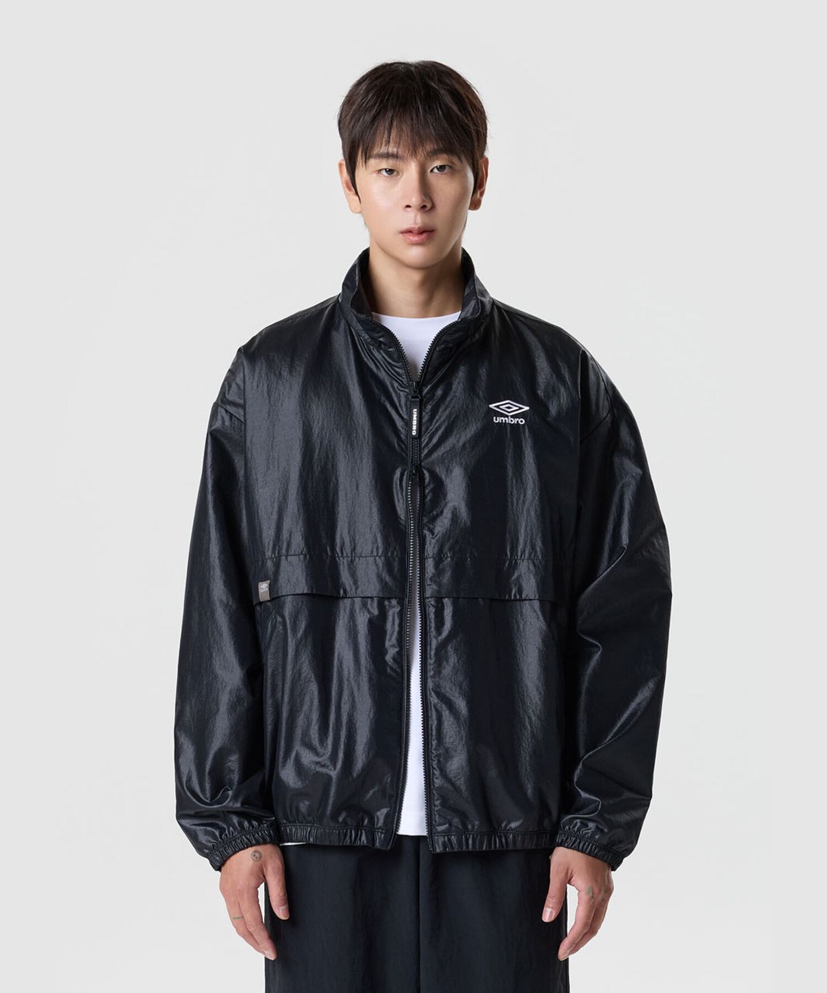 엄브로(UMBRO) 클래식 스탠넥 웜업 바람막이 자켓 블랙 유광 UR321CJK93