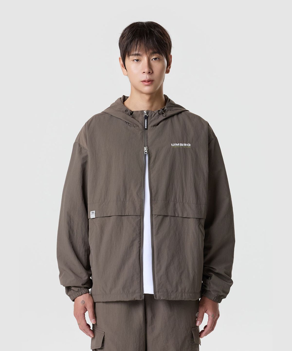 엄브로(UMBRO) 클래식 후드형 웜업 바람막이 자켓 브라운 UR321CJK92
