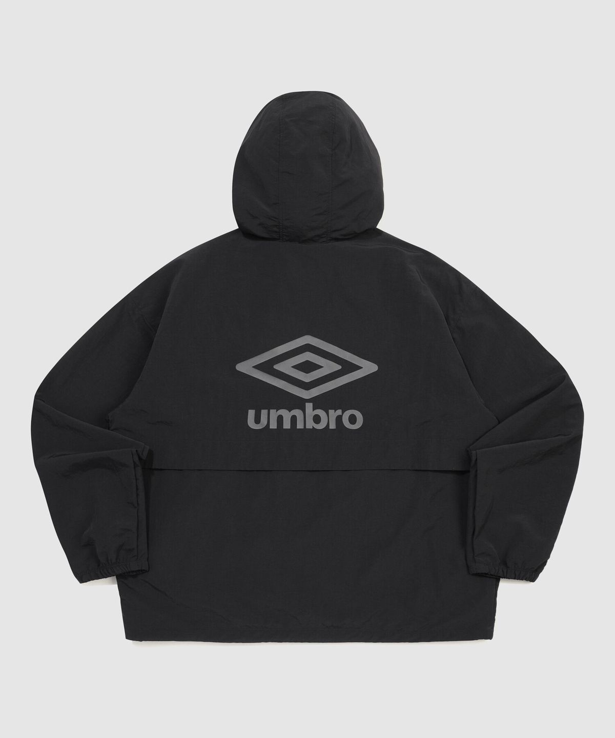 엄브로(UMBRO) 클래식 후드형 웜업 바람막이 자켓 블랙 UR321CJK92