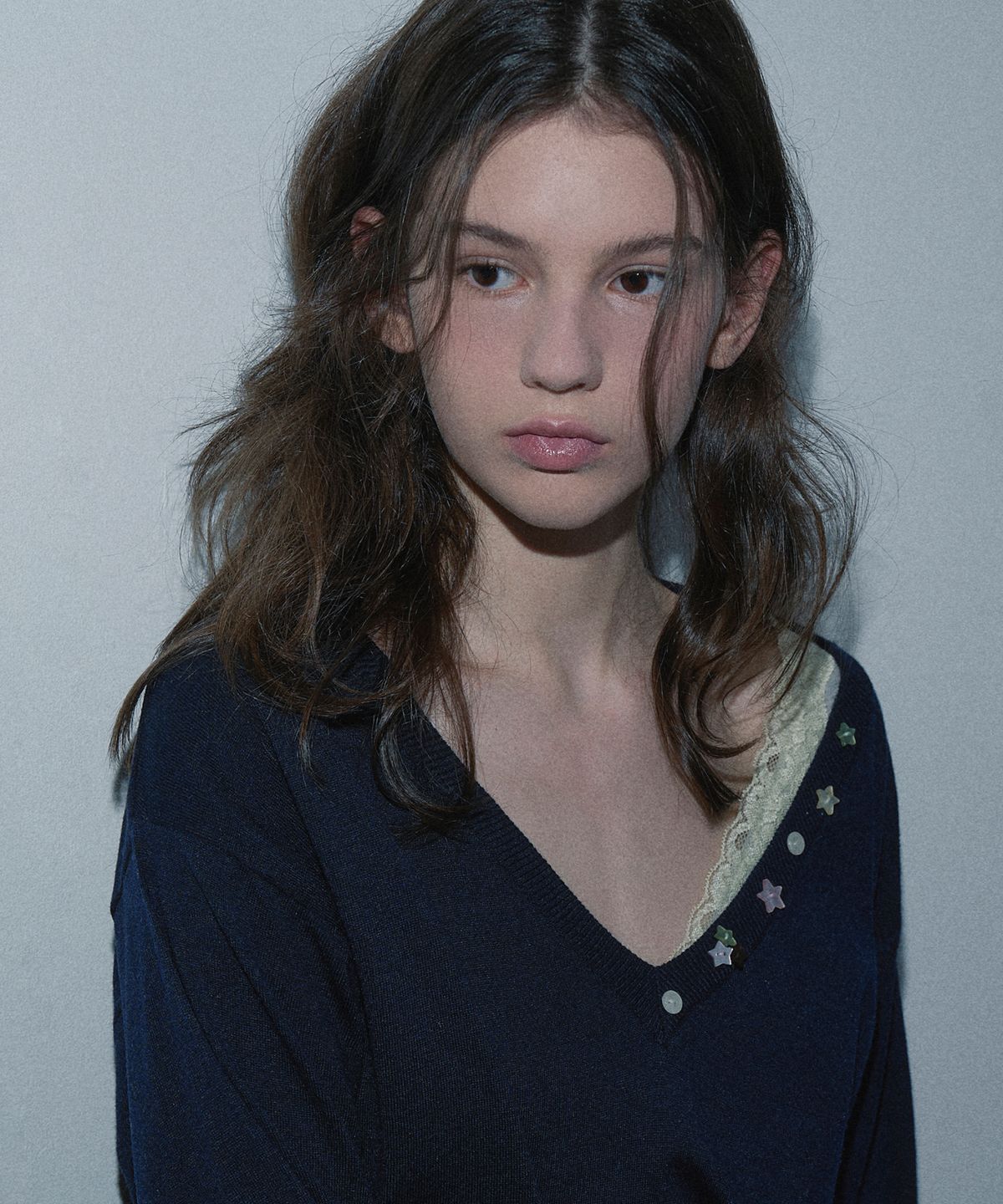 마가린핑거스(MARGARIN FINGERS) DEEP V-NECK BUTTON PULLOVER (NAVY)