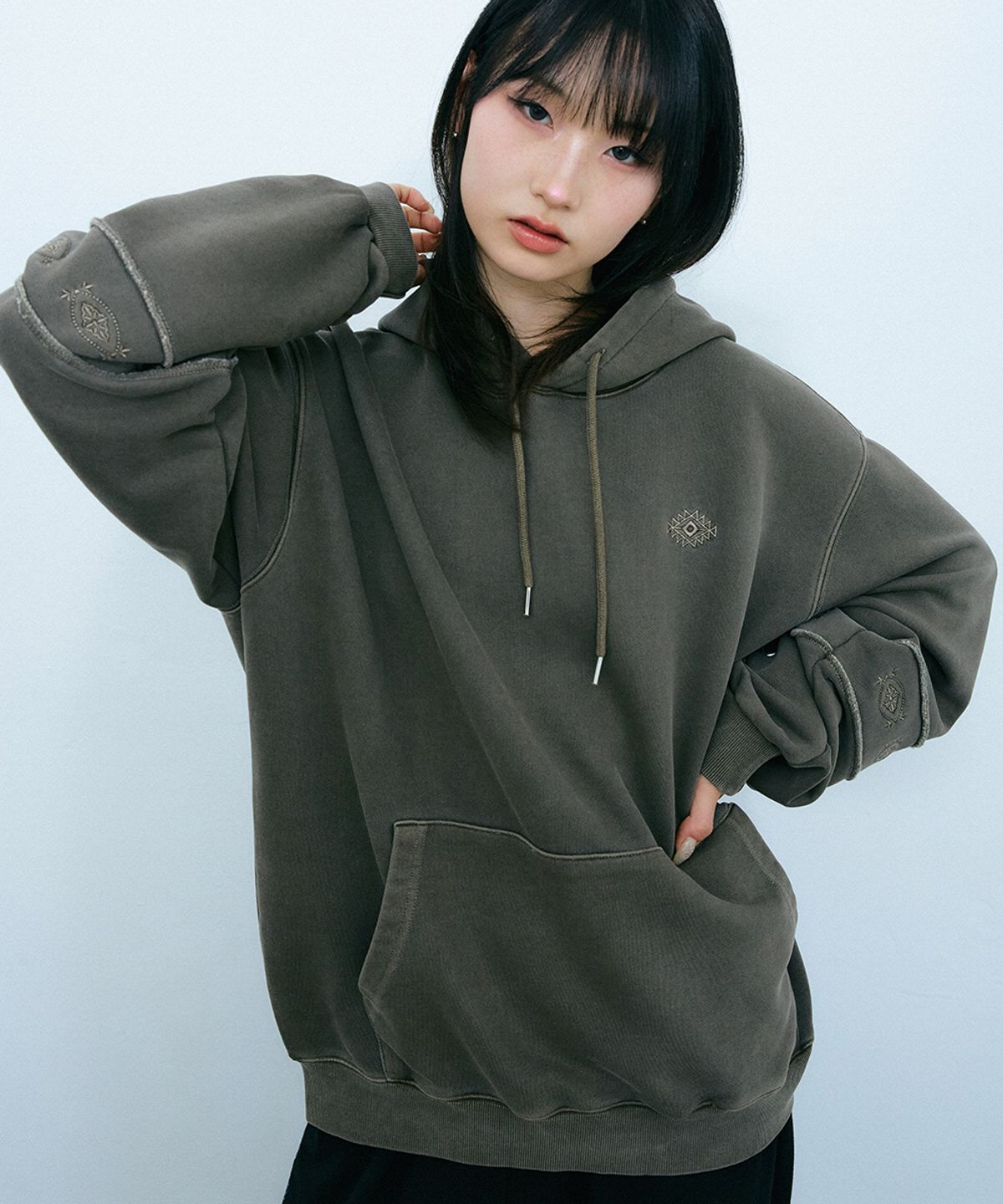 가까이 유니언즈(GAKKAI UNIONS) 에스닉 슬리브 피그먼트 후드 티 카키모카