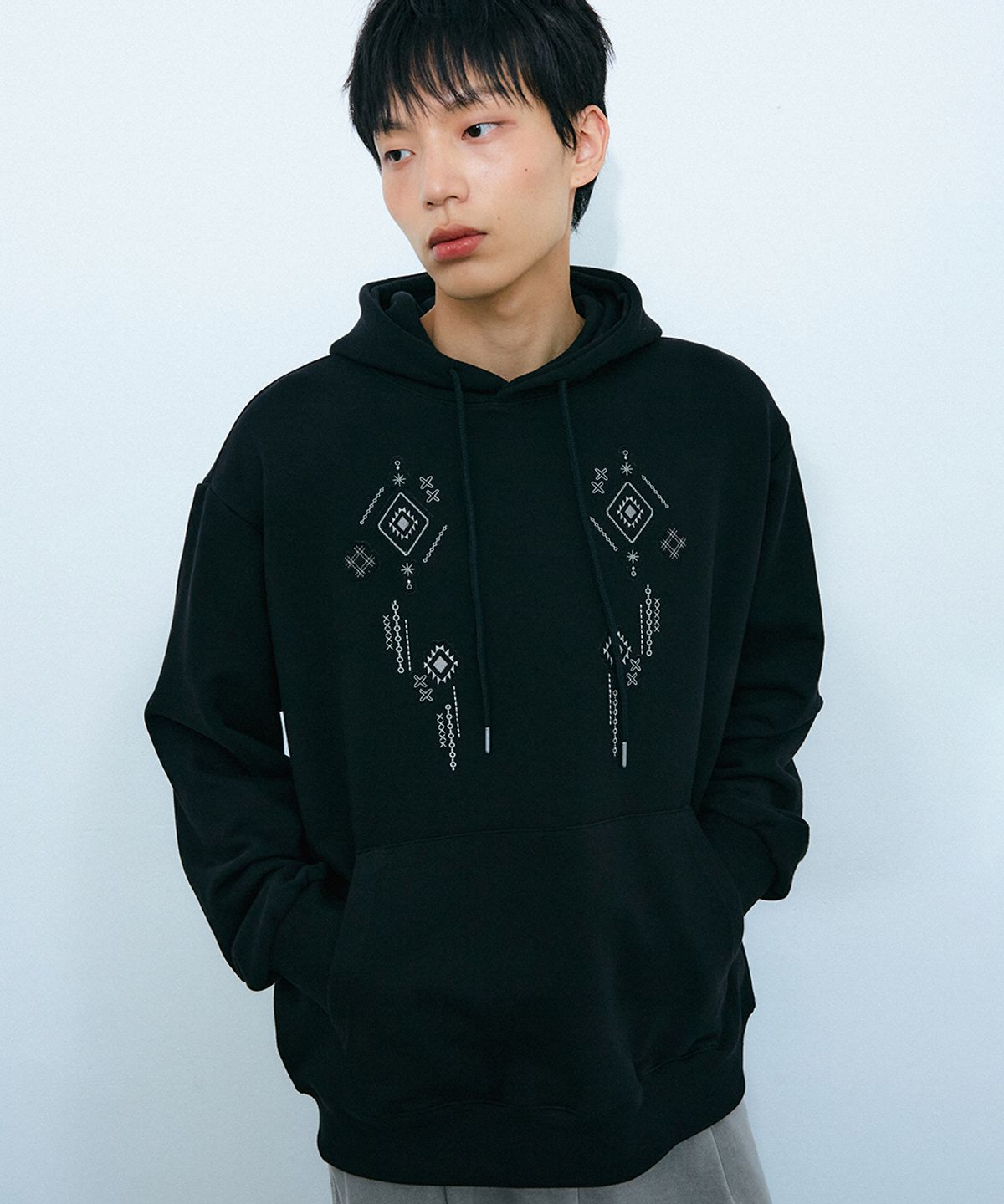 가까이 유니언즈(GAKKAI UNIONS) 누아르 심볼 아플리케 후드 티 블랙