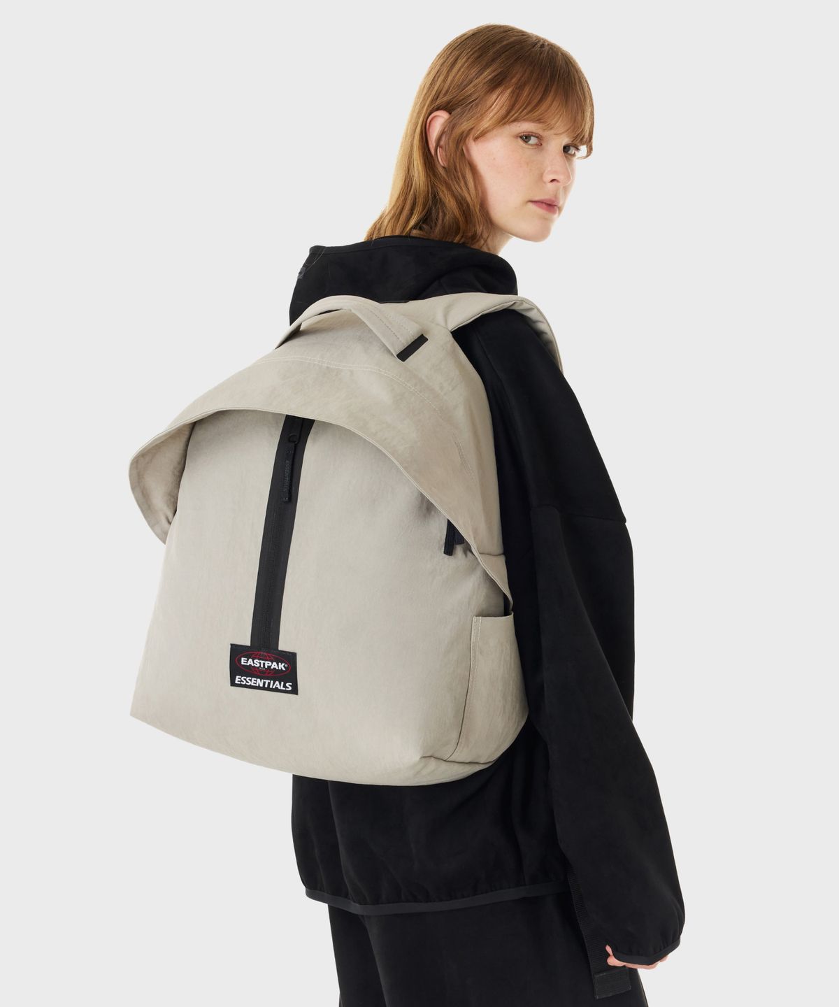 이스트팩(EASTPAK) 이스트팩 X 에센셜 백팩 Cement