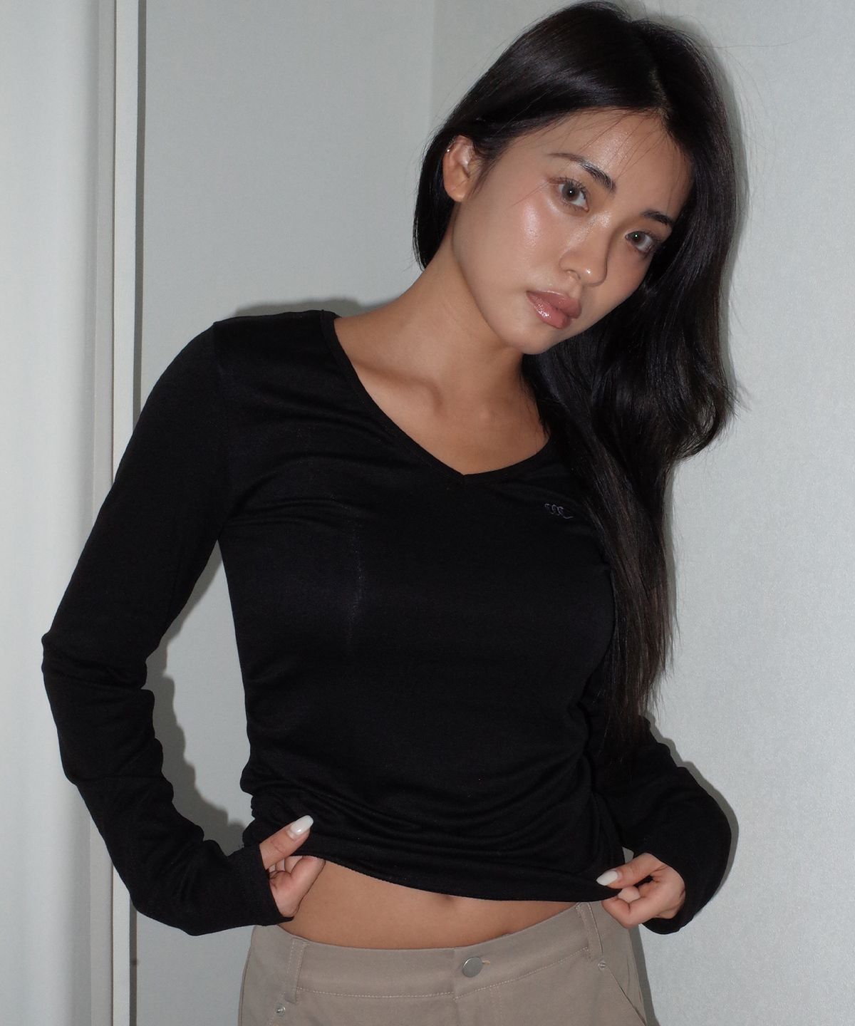 칙스(CHICKS) 사이드 셔링 브이넥 슬림핏 긴팔 티셔츠 블랙