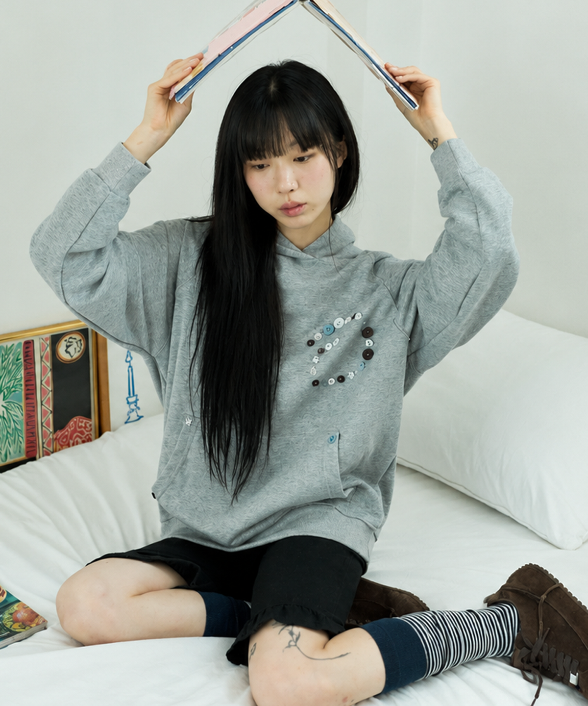 썸플레이스(SOME PLACE) 스팽글 컬러 스냅 디테일 데일리 오버핏 긴팔 후드 포켓 티셔츠  [그레이]