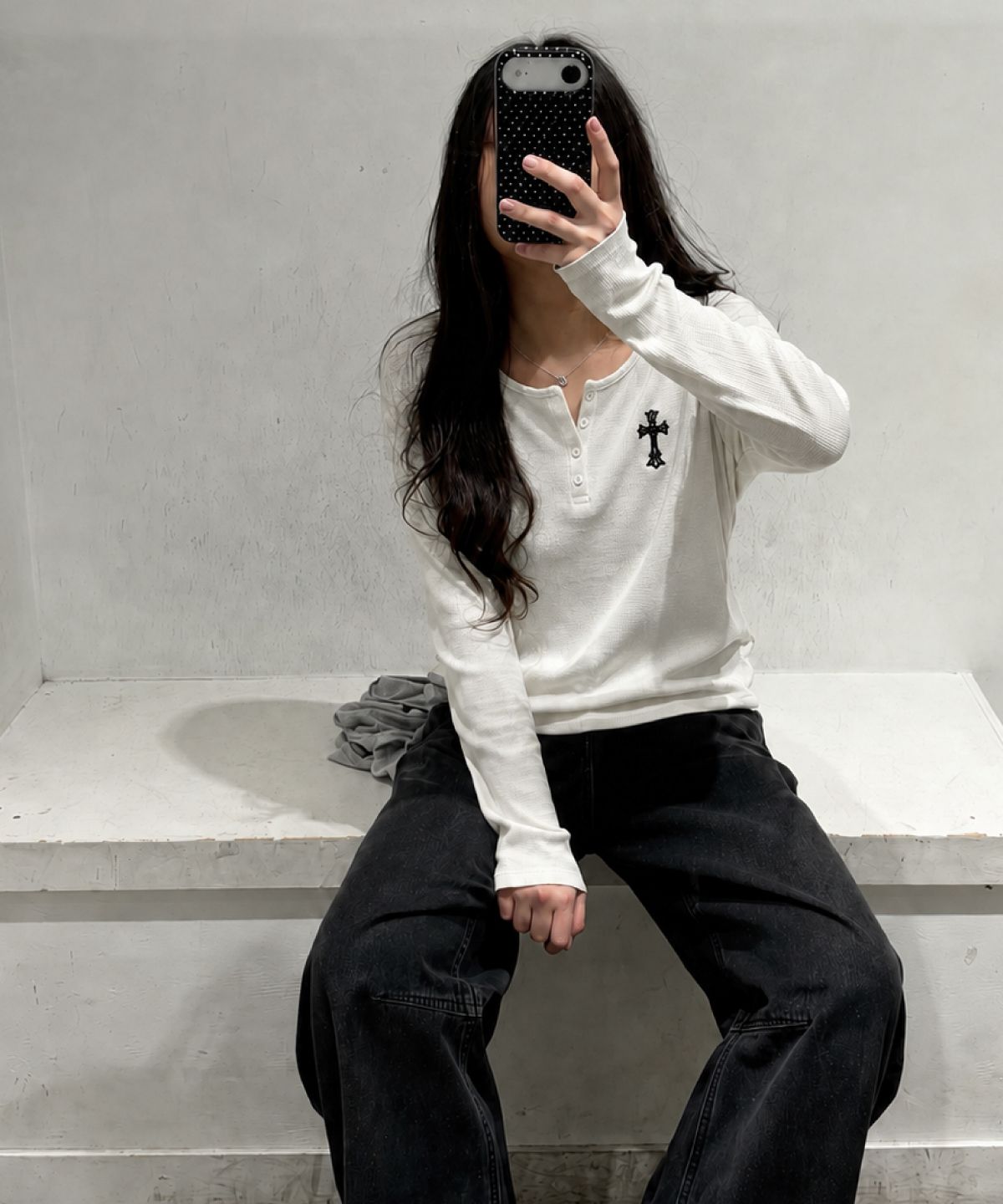다미쉬(DAMISH) 크로스 자수 와플 헨리넥_화이트