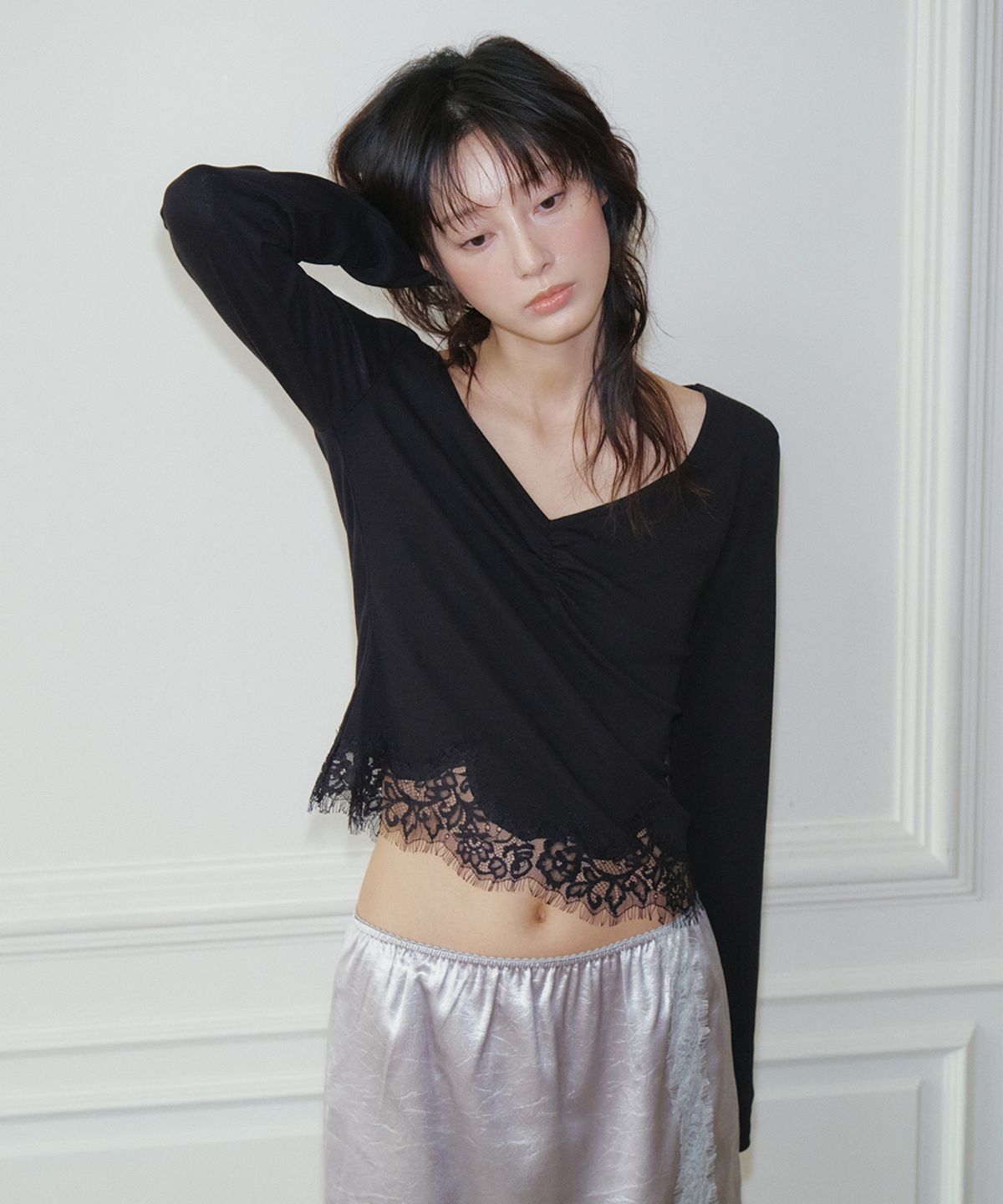 르시스(RESIS) 브이넥 레이스 트리밍 티셔츠 [BLACK] / RF3LTS501