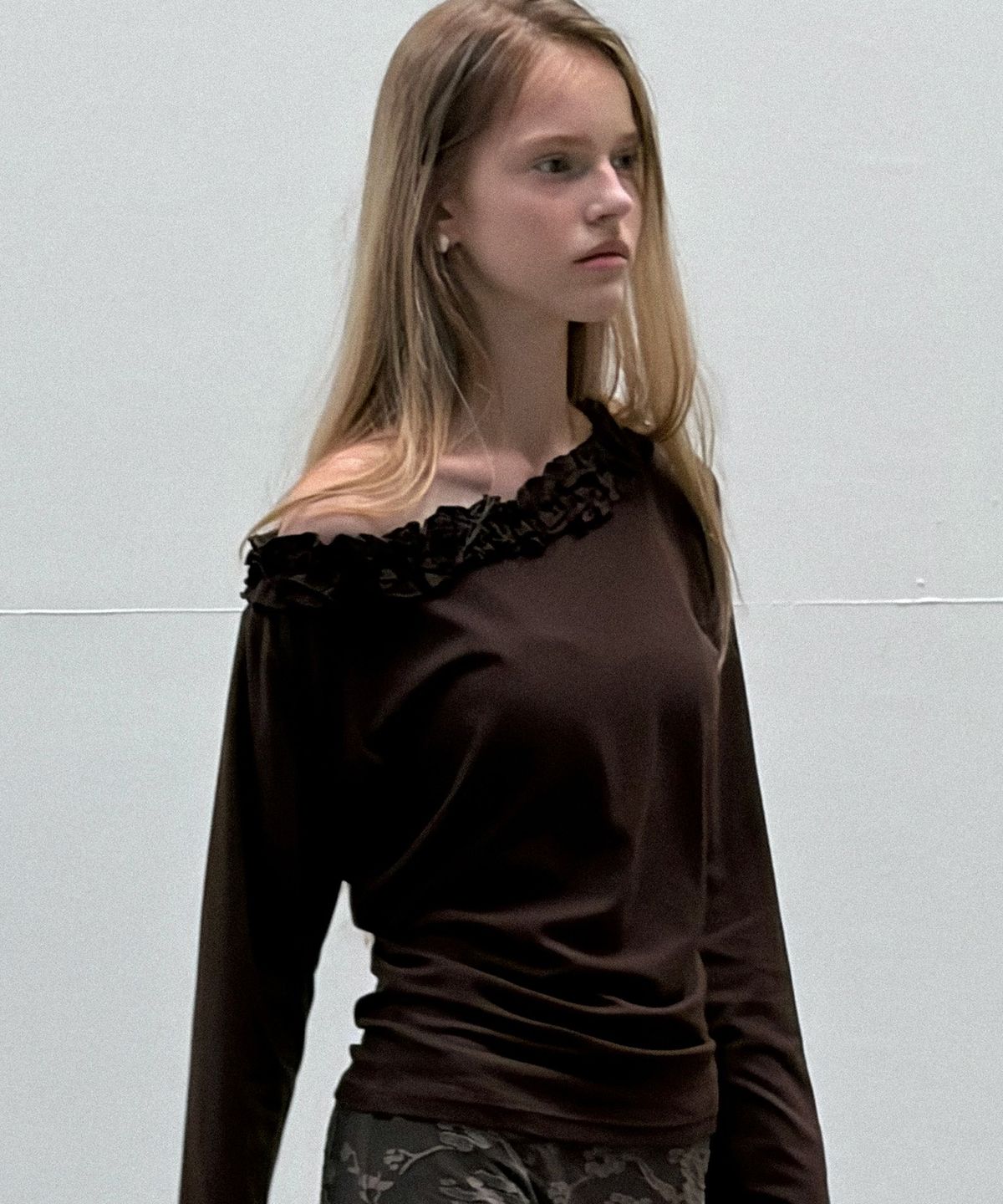 마가린핑거스(MARGARIN FINGERS) BOAT NECK RUFFLE T-SHIRT (BROWN)