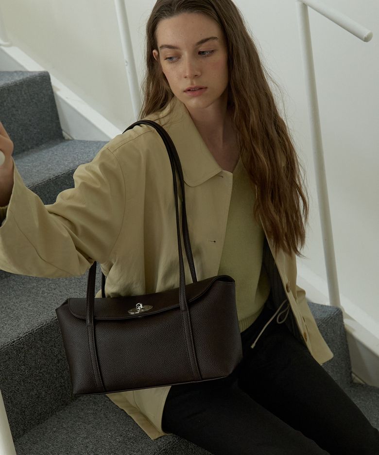 A FRONT BUCKLE POINT SHOULDER BAG_BROWN