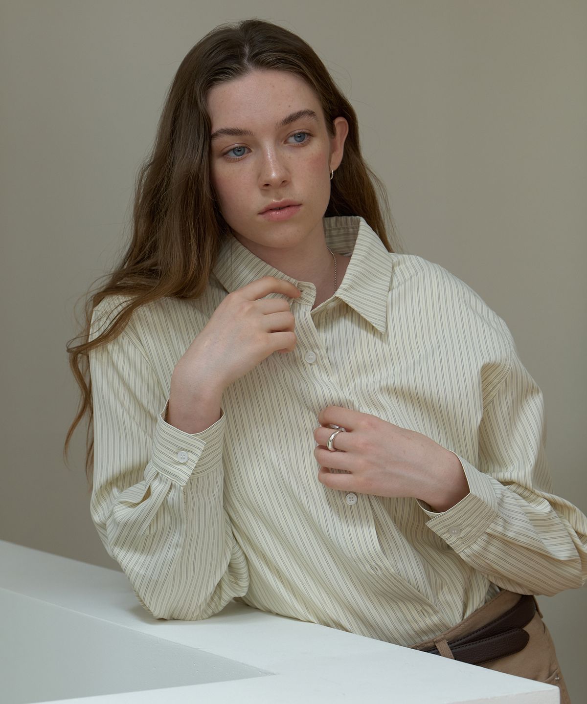 어몽(AMONG) A STRAP DETAIL STRIPE SHIRT_CREAM