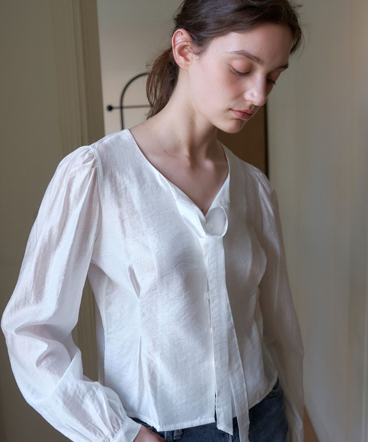 헤인트(HAINT) DOVA SOFT TIE_NECK BLOUSE 2COL_IVORY