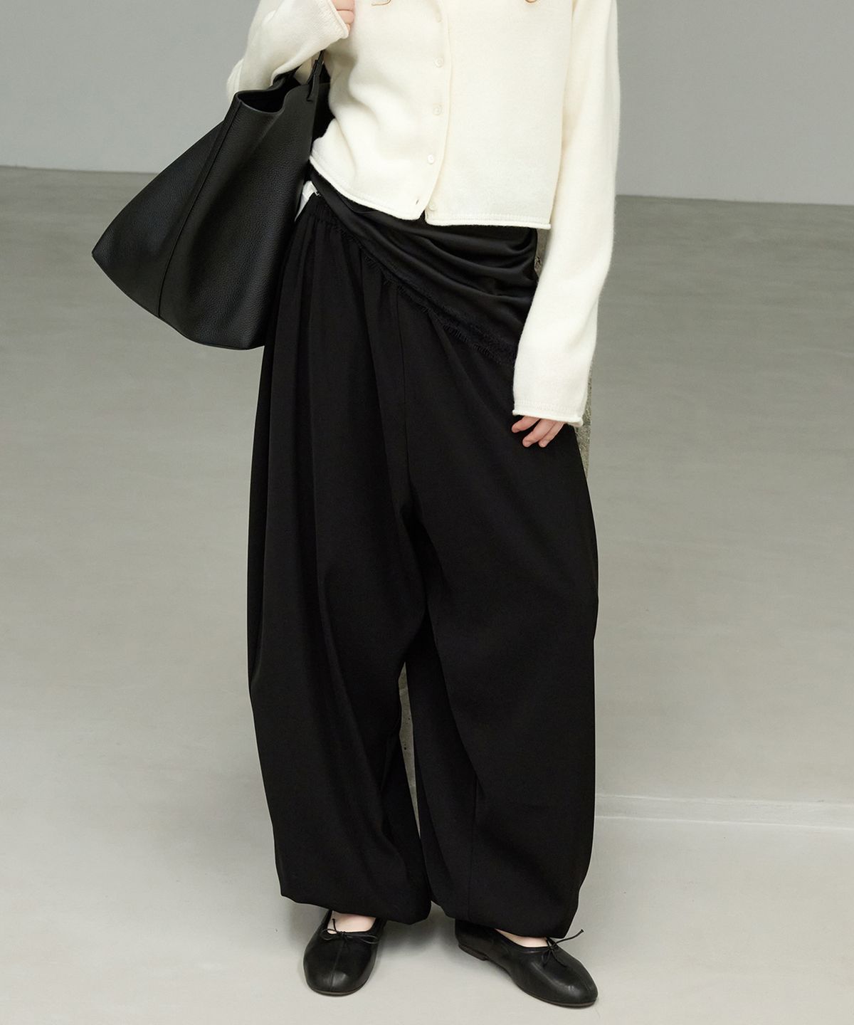 르바(LEVAR) Relaxed Drape Pants - Black