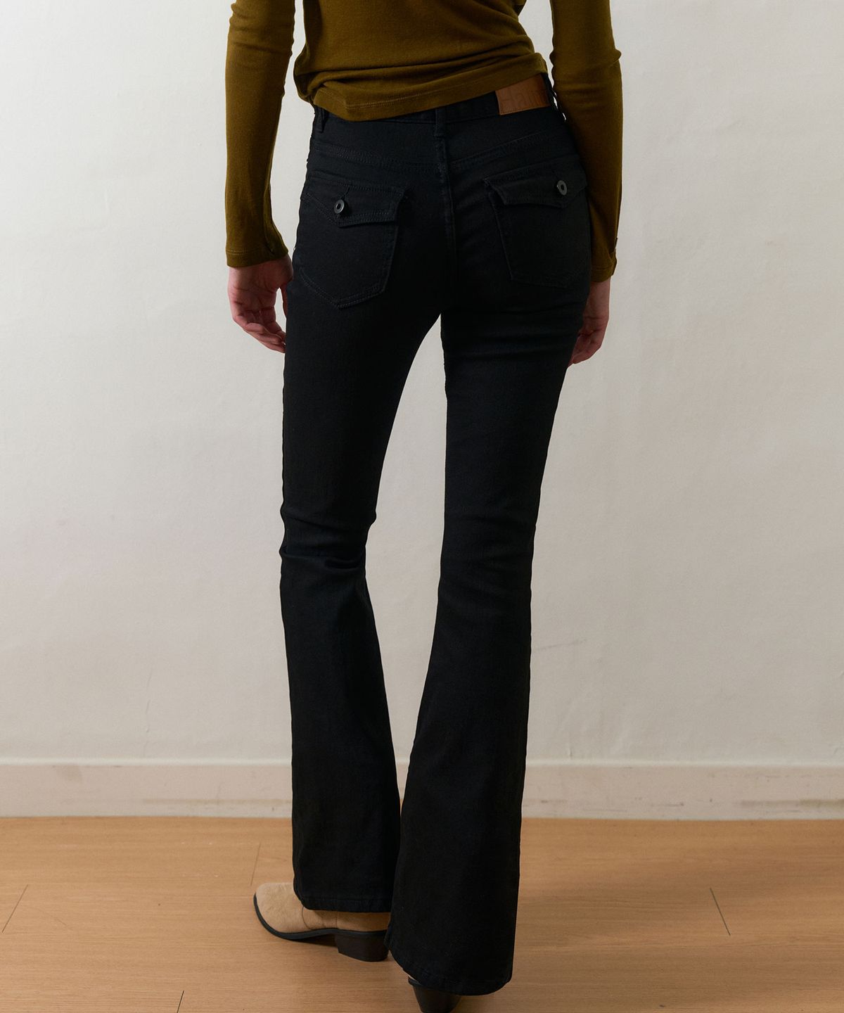 헤인트(HAINT) ROVI BACK FLAP POCKET BOOTCUT DENIM 2COL_BLACK