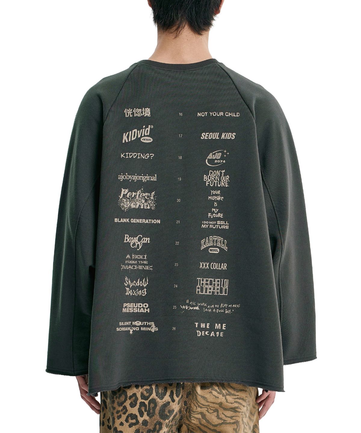 아조바이아조(AJOBYAJO) 10th Anniversary Raglan Sweatshirt [CHARCOAL]