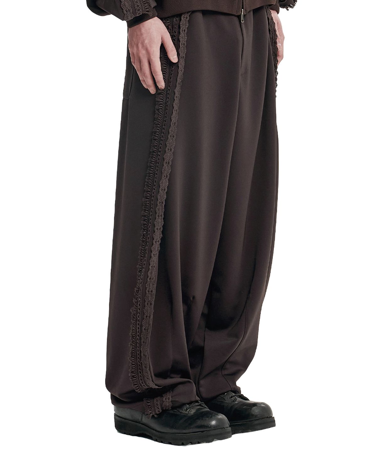 아조바이아조(AJOBYAJO) Multi Lace Trim One Tuck Track Pants [DARK BROWN]