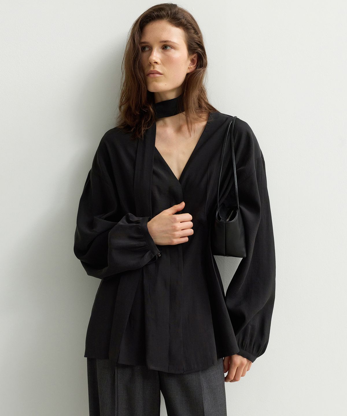 르바(LEVAR) Flowing V-neck Blouse - Black