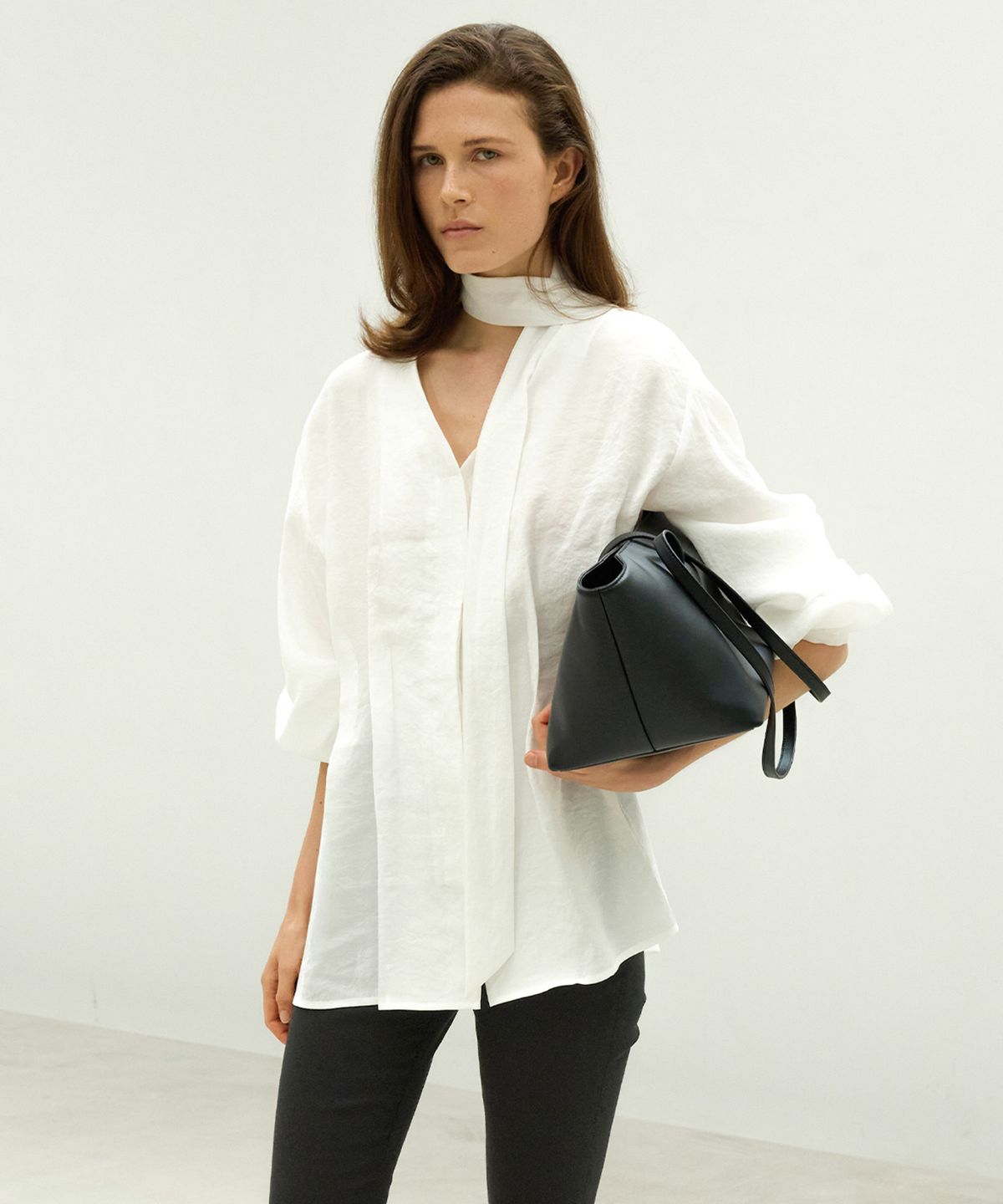 르바(LEVAR) Flowing V-neck Blouse - Off White