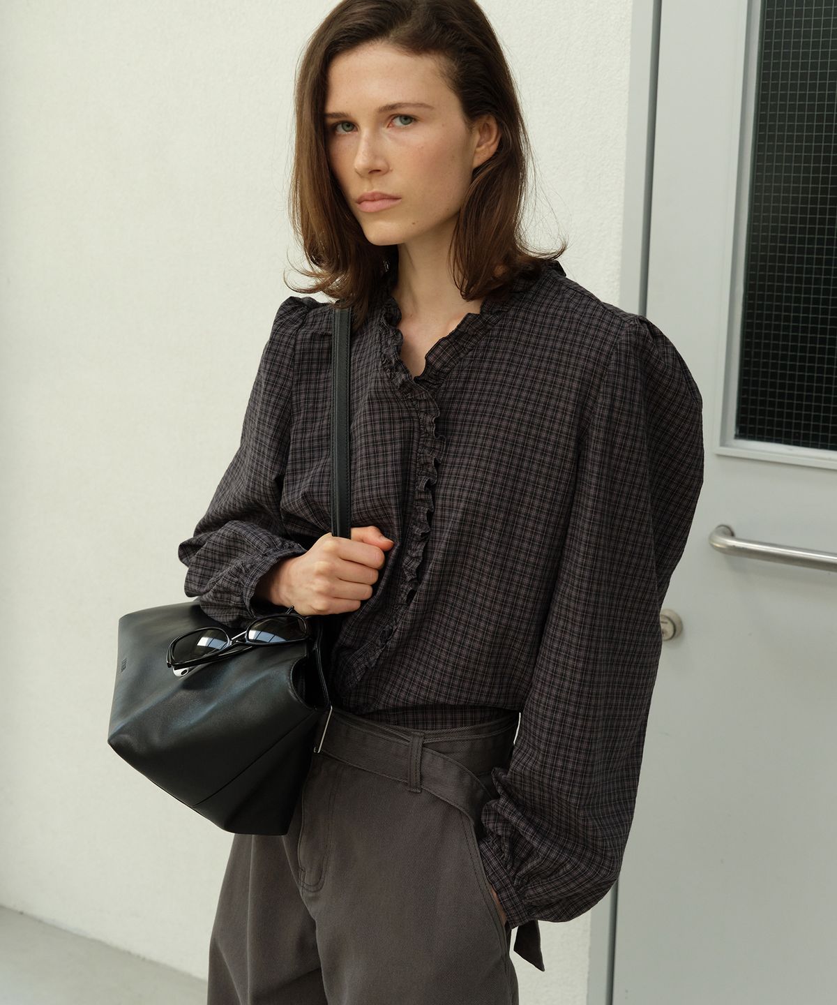 르바(LEVAR) Atelier Ruffle Blouse - Check Navy