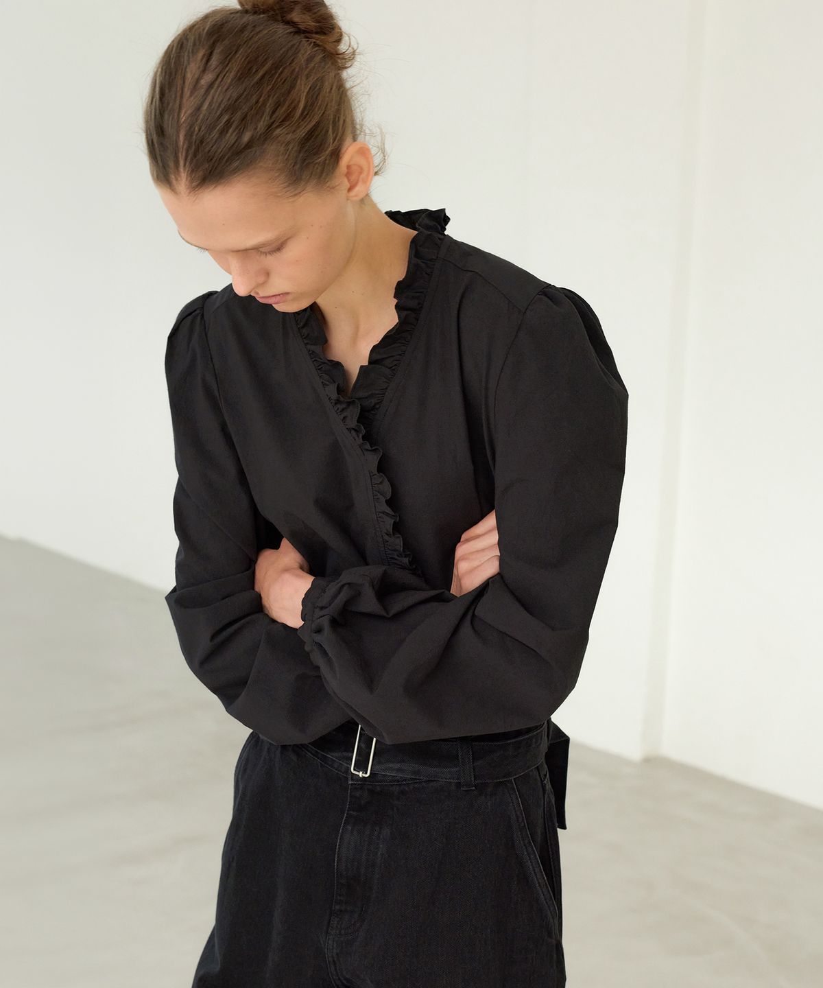 르바(LEVAR) Atelier Ruffle Blouse - Black