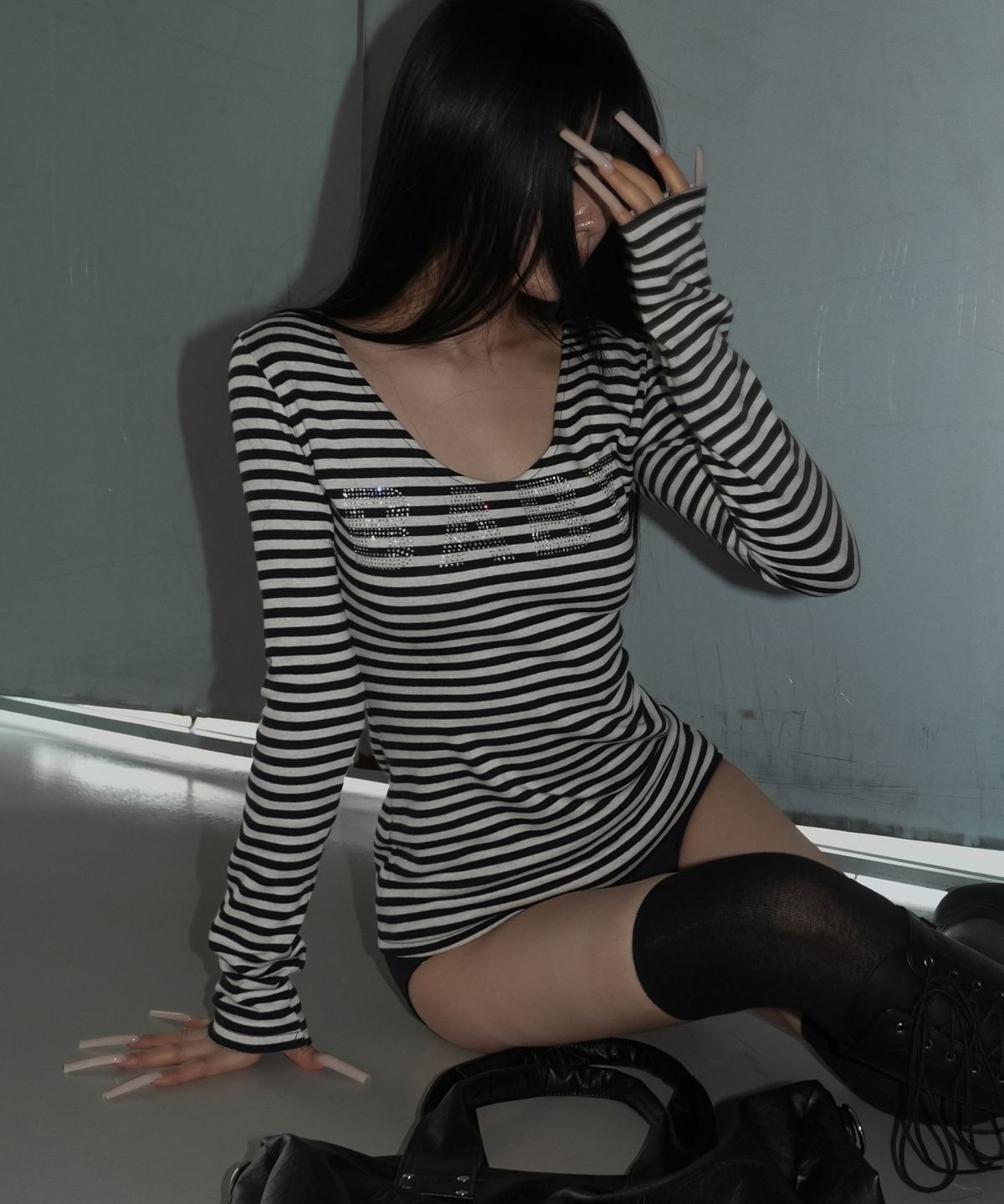 아야즈앤세이(AYASNSEY) JUBE STRIPE V-NECK SLIM TOP (BLACK)